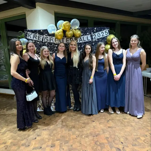 🩷KREISREITERBALL 2025🩷

Auch dieses Jahr waren wieder einige Vereinsmitglieder beim Kreisreiterball des @krb_main_kinzigtal und haben gemeinsam Zeit verbracht und gefeiert🥳.

Unsere liebe @xxxdorixxx wurde auch dieses Jahr wieder geehrt und wurde Erste in der Leistungsklasse 2🥇.

Danach wurden fleißig Fotos gemacht und natürlich haben wir es uns nicht nehmen lassen ein paar Quatschbilder zu machen🤪.

Anschließend haben wir alle gemeinsam auf der Tanzfläche getanzt und @kcl_dressage hat mit nur einem einzigen Los bei der Tombola gewinnen können.

Es war ein sehr sehr schöner Abend mit richtig guter Stimmung🩷