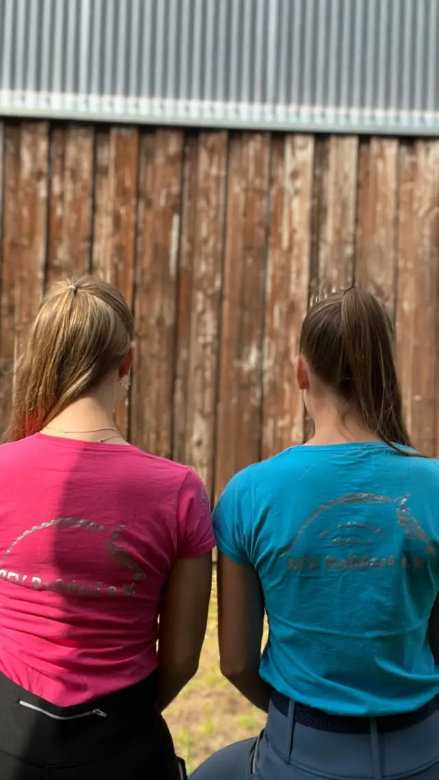 💕𝐔𝐍𝐒𝐄𝐑𝐄 𝐑𝐄𝐈𝐓𝐀𝐍𝐋𝐀𝐆𝐄💕

Willkommen auf unserer Reitanlage!
Hier trifft Funktionalität auf Leidenschaft für den Pferdesport:
	•	Zwei top-ausgestattete Reithallen:
Kleine Halle (20x40m) mit Bewässerungsanlage von Buchholz & hochwertigem Hallenboden von Gude
Große Halle (20x60m) – perfekt für vielseitiges Training und Turniere
	•	Großzügiger Springplatz (60x60m) mit idealen Bedingungen
	•	Roundpen & Longierzirkel für gezieltes Arbeiten mit dem Pferd
	•	Meldestelle & moderne Küche für Snacks und Getränke bei unseren Veranstaltungen
	•	Und das Beste: Ein traumhaftes Ausreitgelände direkt vor der Tür!

Ob Turnier, Training oder entspanntes Ausreiten – bei uns findet jeder Pferdefreund den passenden Rahmen.
Folgt uns für mehr Eindrücke & bleibt auf dem Laufenden über kommende Events!

#Reitanlage #Pferdesport #Turnierplatz #Reithalle #Springplatz #Ausreiten #EquestrianLife