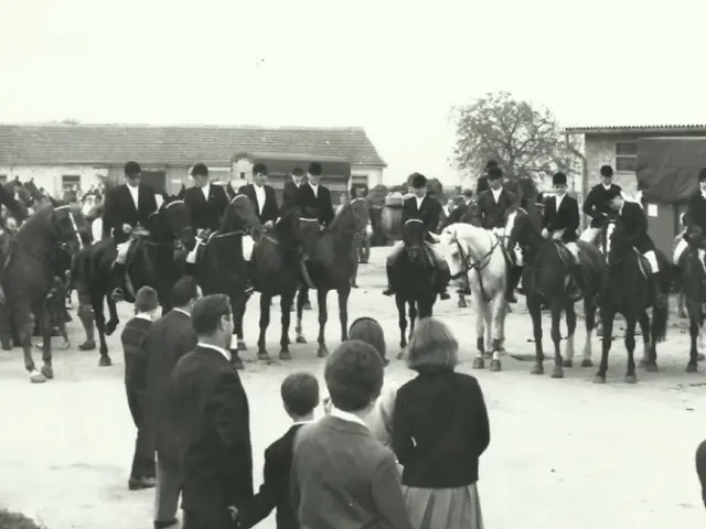 🐴𝐆𝐄𝐒𝐂𝐇𝐈𝐂𝐇𝐓𝐄 𝐃𝐄𝐒 𝐑𝐔𝐅 𝐑𝐎𝐒𝐒𝐃𝐎𝐑𝐅🐴

Der Reit- und Fahrverein Roßdorf e.V. wurde 1951 in der Gaststätte Schneider in Roßdorf gegründet. Jean Keim wurde damals zum ersten Vorsitzenden gewählt. Bereits 1953 fand das erste eigene Turnier statt, bis dato gefolgt von über 50 weiteren Veranstaltungen und Turniern. 
Damals bezog sich der Verein hauptsächlich auf Fuchsjagden und Verbandsturniere, wobei heute der Schwerpunkt eher auf Dressur- und Springturnieren liegt.
Der Mitgliederbestand umfasst mitlerweile ca. 60 aktive und 80 passive Mitglieder sowie etwa 65 Pferde und Ponys.
Historisch bekannt wurde der RuF Roßdorf durch erfolgreiche Reiter und Gespannfahrer, die den Verein auf zahlreichen Turnieren vertreten haben.
Die oben gezeigten Bilder enstanden zwischen den Jahren 1950 und 1970 und zeigen die damaligen Mitgründer und ebenso erfolgreichen Reiter des Vereins.

#rfv #turniersport #geschichte #1951 #pferde #roßdorf #mkk #reiten #equestrian #pferd #reitsport #equestrians #mitglieder #vereine #reitundfahrverein #roßdorf
