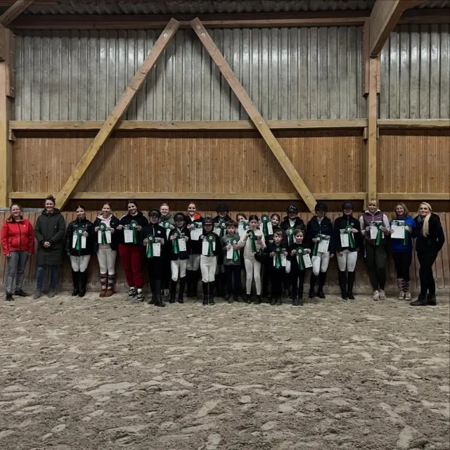 🐴𝐑𝐄𝐈𝐓𝐀𝐁𝐙𝐄𝐈𝐂𝐇𝐄𝐍 𝐁𝐄𝐈𝐌 𝐑𝐅𝐕 𝐑𝐎𝐒𝐒𝐃𝐎𝐑𝐅🌟

Heute stand bei uns ein ganz besonderer Tag an – die Prüfungen für das RA5, RA4 und den Pferdeführerschein!
Nach intensiver Vorbereitung konnten alle Teilnehmenden heute zeigen, was sie in den letzten Wochen gelernt haben – und wir freuen uns riesig, dass alle bestanden haben! 🎉💪🐎

Ein großes Dankeschön geht an Dorina Wagner, die die Prüflinge in den vergangenen zwei Wochen bestens vorbereitet hat, sowie an alle Richter:innen und Helfer:innen für ihre Unterstützung. 💚

Herzlichen Glückwunsch an alle Prüflinge – das habt ihr super gemacht! 👏✨

#RFVRoßdorf #Reitabzeichen #Pferdeführerschein #Reitverein #Pferdeliebe #TeamRFV #ErfolgmitHerz #Reitenmachtglücklich