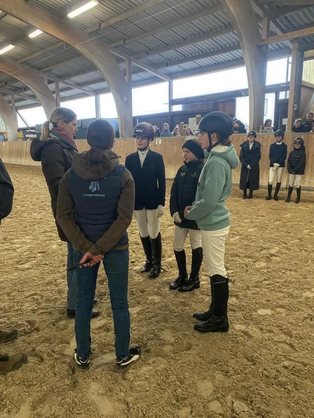 🏇𝐒𝐈𝐂𝐇𝐓𝐔𝐍𝐆 𝐙𝐔𝐌 𝐑𝐄𝐈𝐓𝐄𝐑𝐖𝐄𝐓𝐓𝐁𝐄𝐖𝐄𝐑𝐁-𝐋𝐈𝐍𝐒𝐄𝐍𝐇𝐎𝐅𝐅-𝐅ö𝐑𝐃𝐄𝐑𝐏𝐑𝐄𝐈𝐒 𝐈𝐍 𝐃𝐄𝐑 𝐅𝐄𝐒𝐓𝐇𝐀𝐋𝐋𝐄🏆

Heute fand bei uns die Sichtung zum renommierten Reiterwettbewerb – Linsenhoff-Förderpreis statt!
Neun motivierte Nachwuchsreiterinnen und -reiter stellten sich der Sichtung in unserer Reithalle und zeigten tolle Ritte, Engagement und viel Teamgeist. 👏

Gerichtet haben Karina Ess, Saskia Fuchs und Ralf Eger – vielen Dank für die faire Beurteilung und das wertvolle Feedback an die Teilnehmenden. 💪🐴

Wir freuen uns schon jetzt auf die kommenden Runden und wünschen allen Reiterinnen und Reitern weiterhin viel Erfolg auf ihrem Weg und den drei Ausgewählten viel Spaß in der Festhalle! 🍀✨

#reiten #nachwuchsförderung #linsenhoffförderpreis #reitvereinrostov #frankfurterfesthalle #pferdesport #dressurnachwuchs